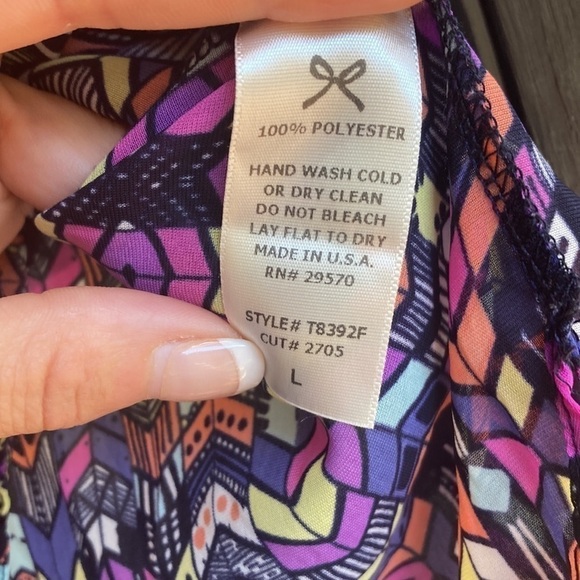 Beautiful women’s top by Everly - Picture 3 of 4